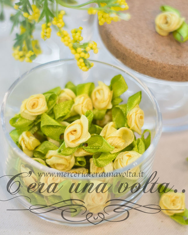Roselline gialle in raso con foglia