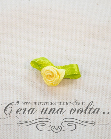 Roselline gialle in raso con foglia