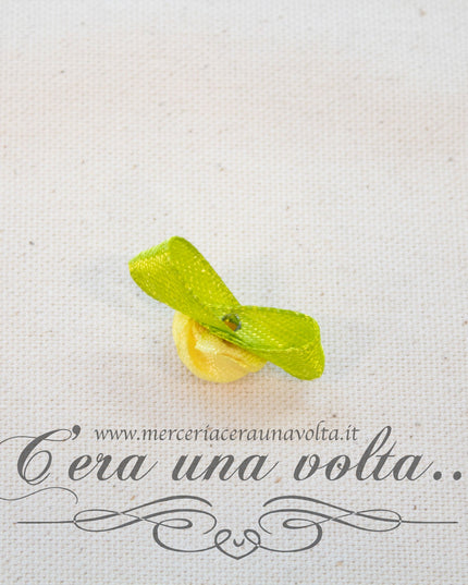 Roselline gialle in raso con foglia