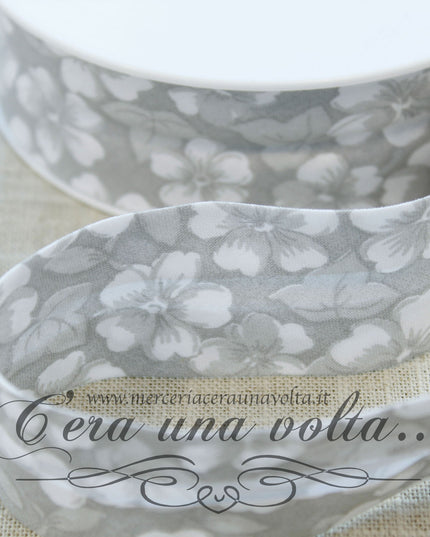 Sbieco di cotone a fiori Grigio Seta