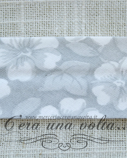 Sbieco di cotone a fiori Grigio Seta