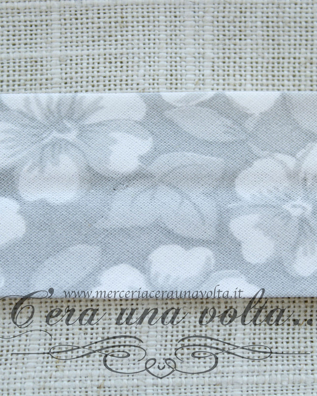 Sbieco di cotone a fiori Grigio Seta