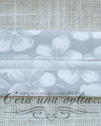 Sbieco di cotone a fiori Grigio Seta