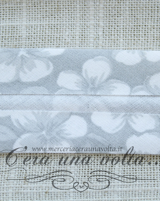 Sbieco di cotone a fiori Grigio Seta