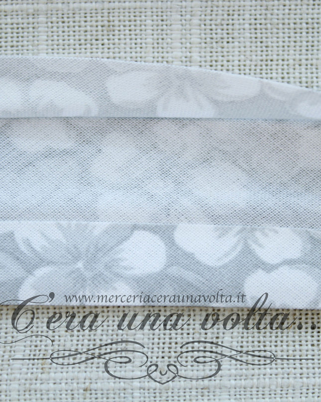 Sbieco di cotone a fiori Grigio Seta